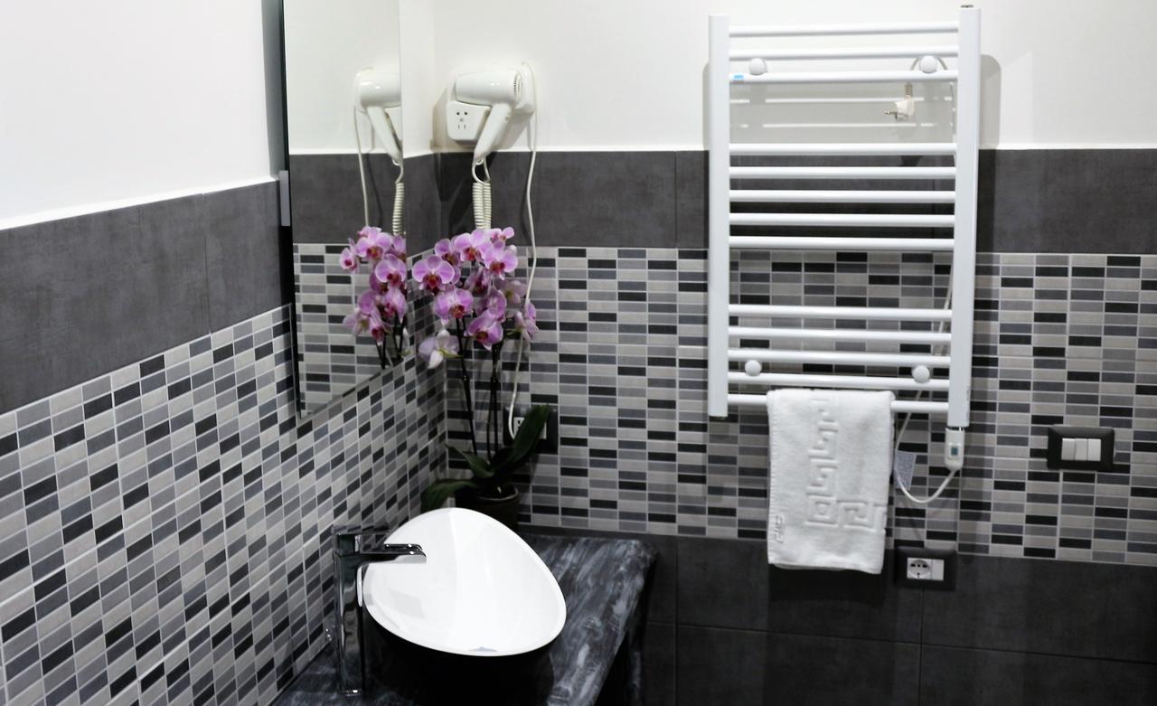 Apple Rooms Rome Airport Fiumicino Exteriér fotografie A heated towel rail