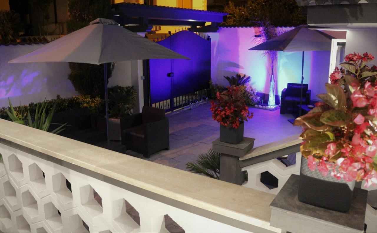 Apple Rooms Rome Airport Fiumicino Exteriér fotografie The Terrace at the Beverly Hills Hotel