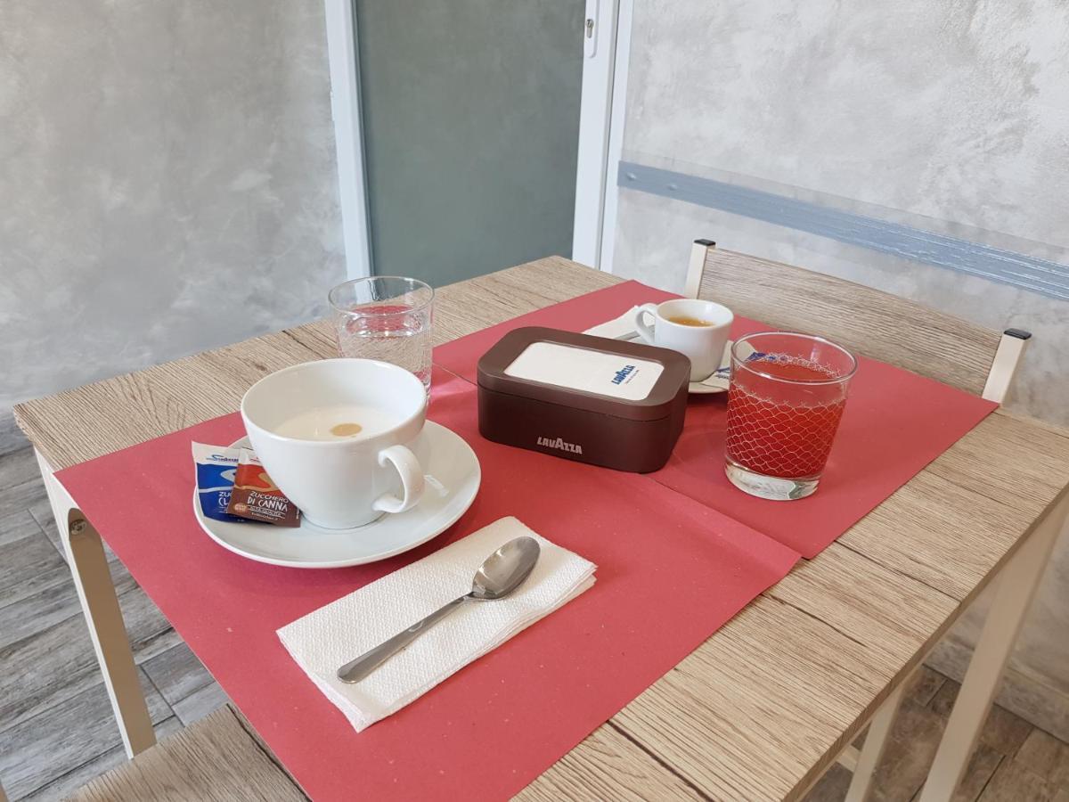 Apple Rooms Rome Airport Fiumicino Exteriér fotografie A typical Italian breakfast