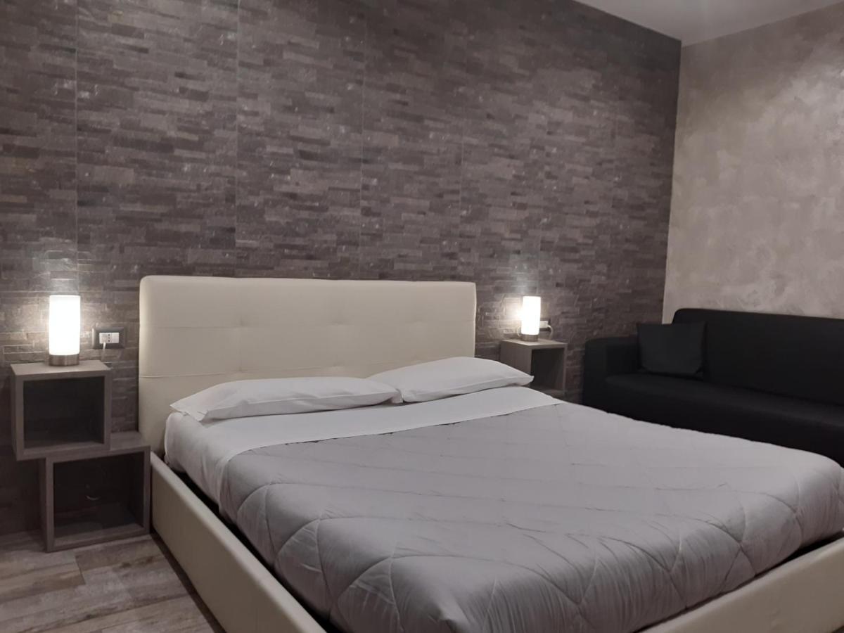 Apple Rooms Rome Airport Fiumicino Exteriér fotografie A bedroom