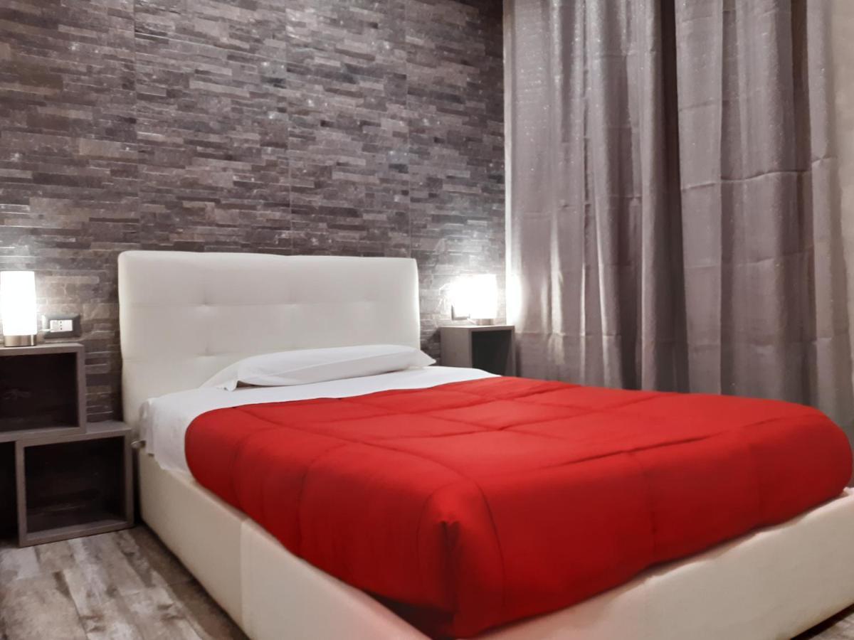 Apple Rooms Rome Airport Fiumicino Exteriér fotografie A bed with a duvet