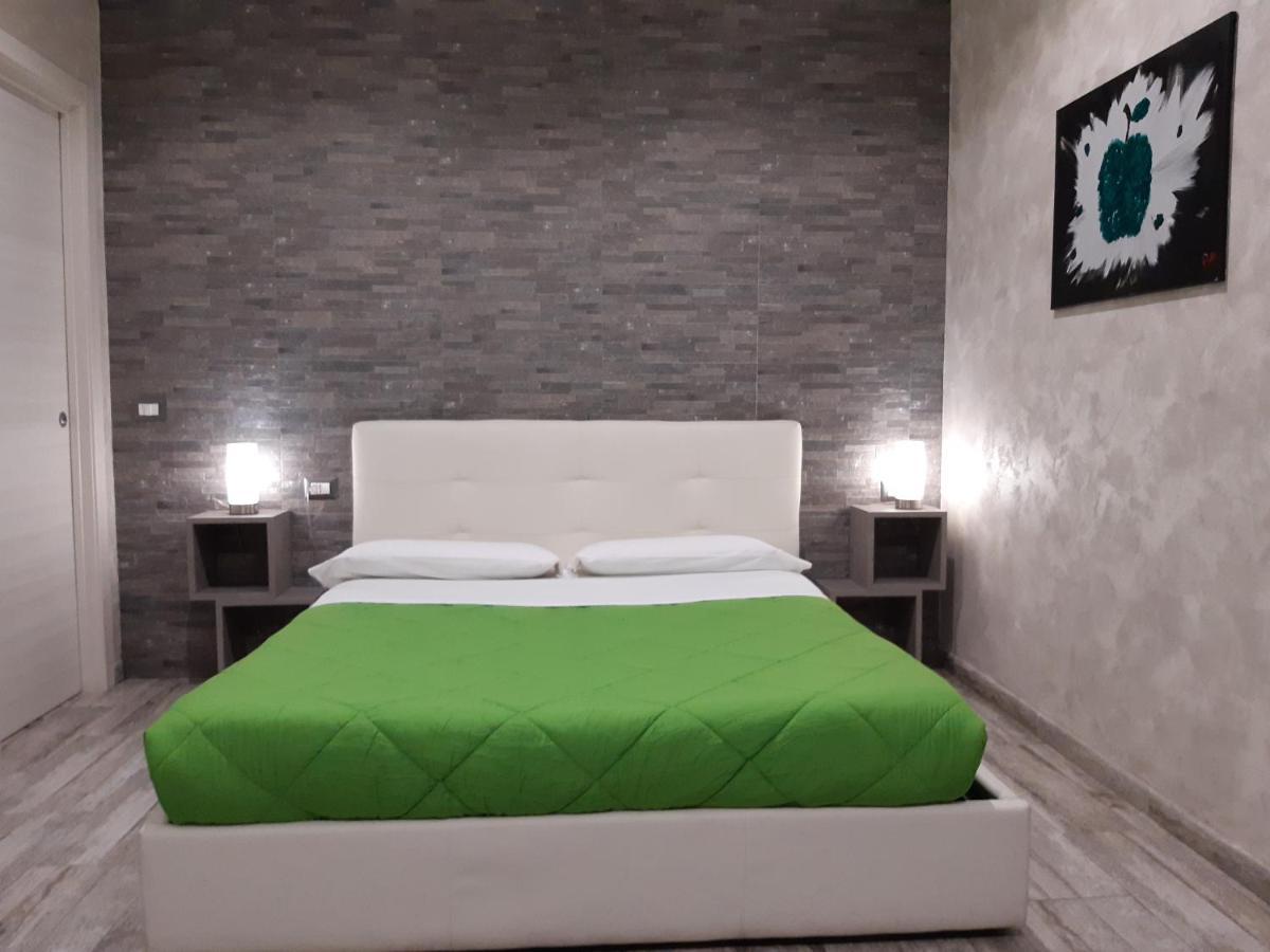 Apple Rooms Rome Airport Fiumicino Exteriér fotografie A bedroom